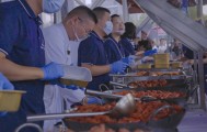 五星酒店摆地摊自救：日赚6万元，“我们不觉得掉价，被动永远等不来惊喜”