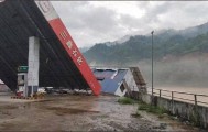 现场画面：广西三江一加油站地基被洪水冲垮，收费处房屋陷落榕江