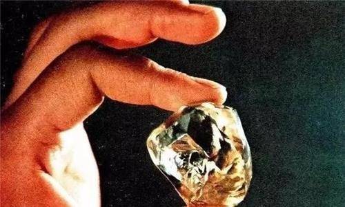 当年捡到价值10亿砖石，主动上交给国家的姑娘，如今过得怎样了？