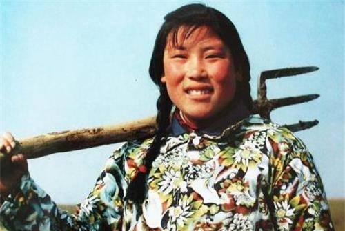 当年捡到价值10亿砖石，主动上交给国家的姑娘，如今过得怎样了？