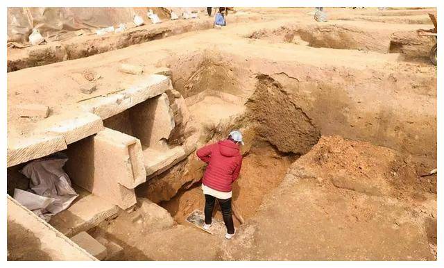 明代墓葬中的土坑墓、砖室墓、石室墓、砖石混筑墓都有哪些特征？